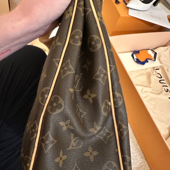 Louis Vuitton Galleria GM - Picture 7 of 15